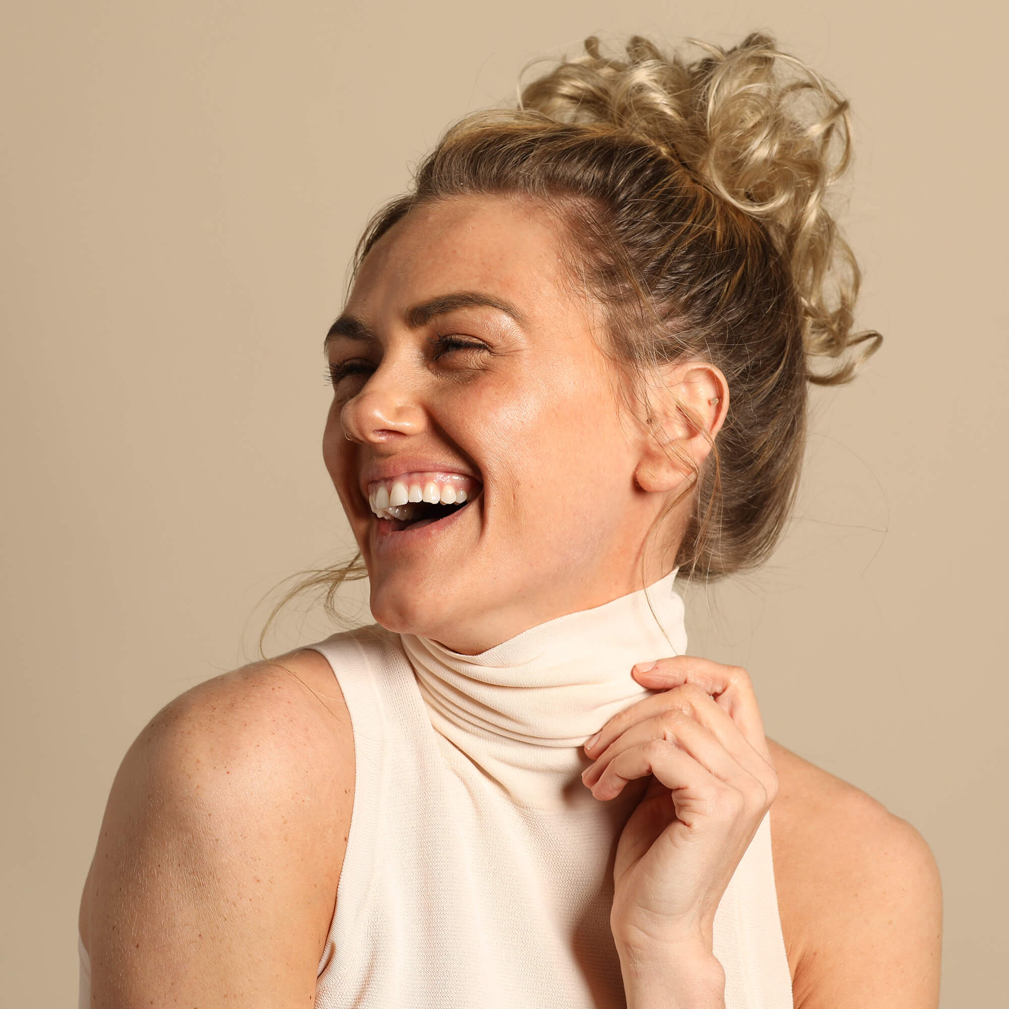 Top Knot Messy Bun Ponytail Holder Hair Extension - Original - Ashy Highlighted