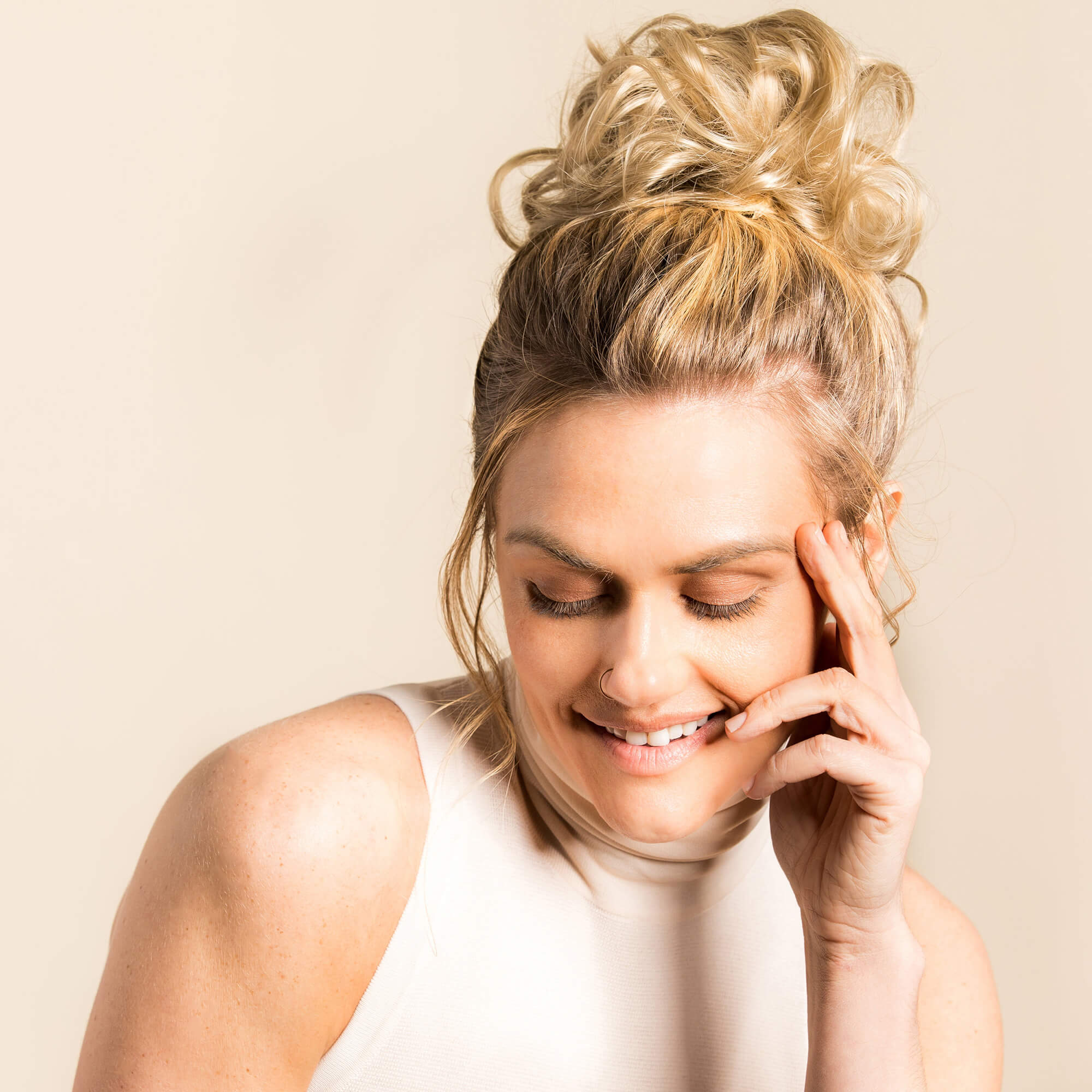 Top Knot Messy Bun Ponytail Holder Hair Extension - Original - Ashy Highlighted